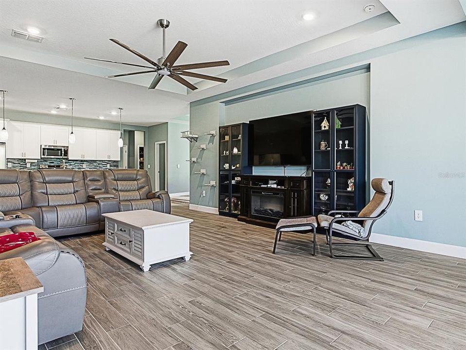 Active With Contract: $639,900 (4 beds, 3 baths, 2911 Square Feet)