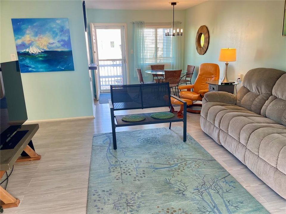 出租: $1,350 (2 贝兹, 2 浴室, 832 平方英尺)