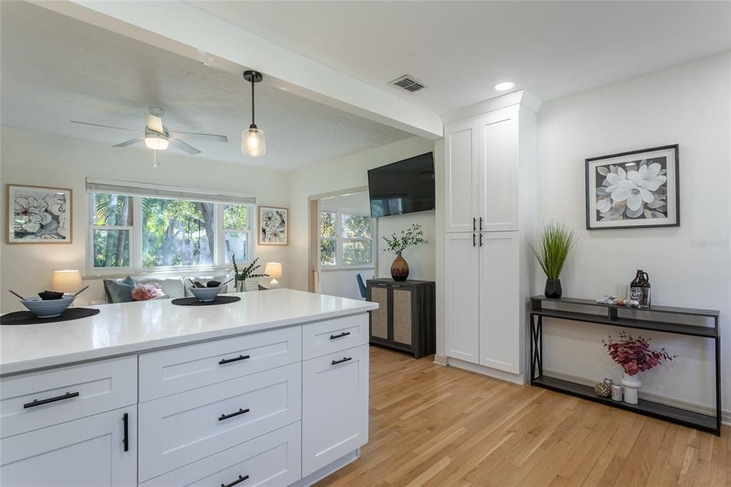 合同活跃: $650,000 (3 贝兹, 2 浴室, 1239 平方英尺)