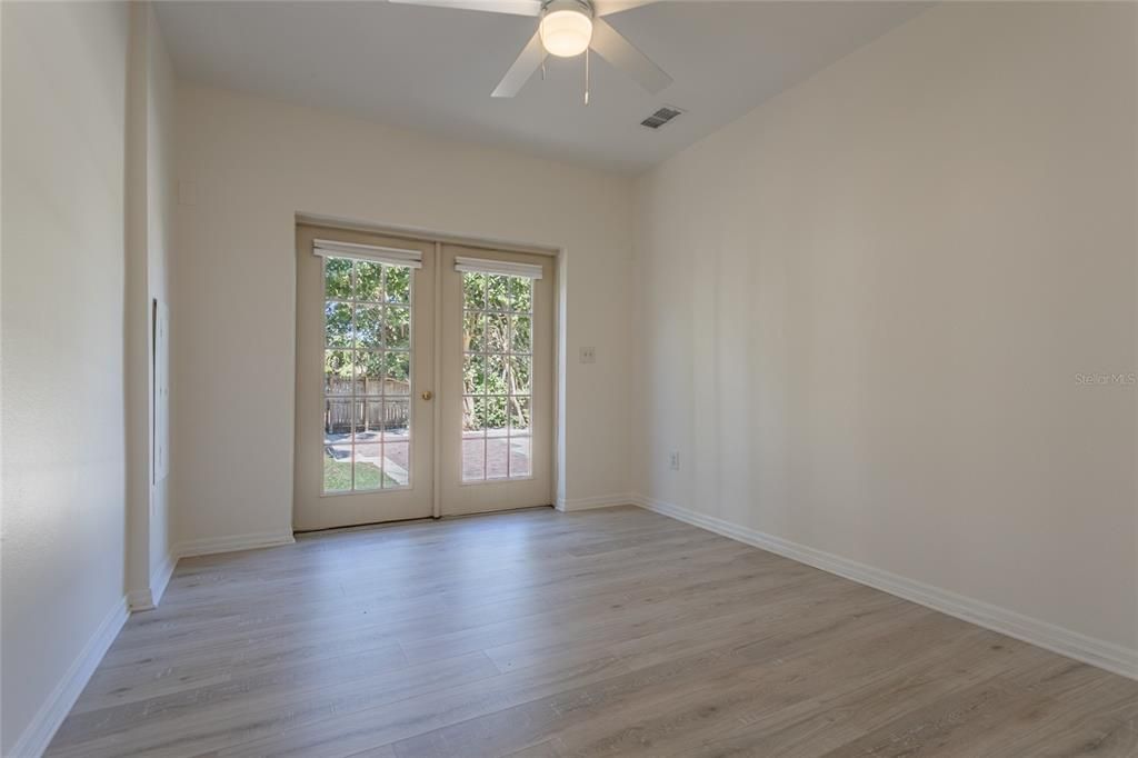 合同活跃: $650,000 (3 贝兹, 2 浴室, 1239 平方英尺)