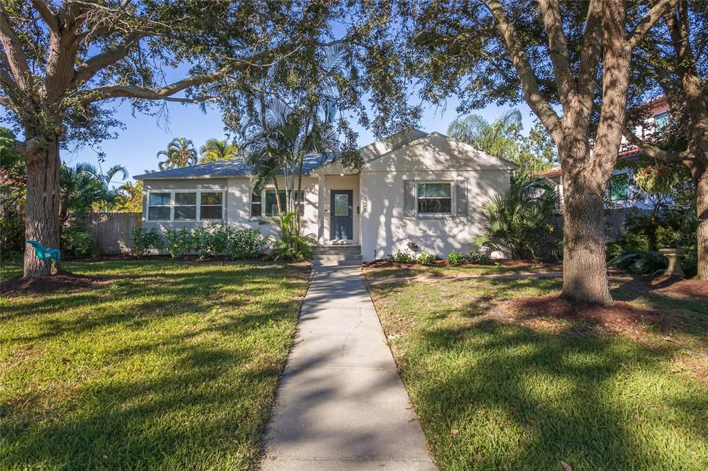 合同活跃: $650,000 (3 贝兹, 2 浴室, 1239 平方英尺)