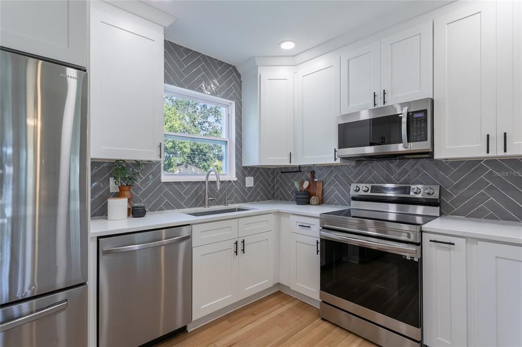 合同活跃: $650,000 (3 贝兹, 2 浴室, 1239 平方英尺)