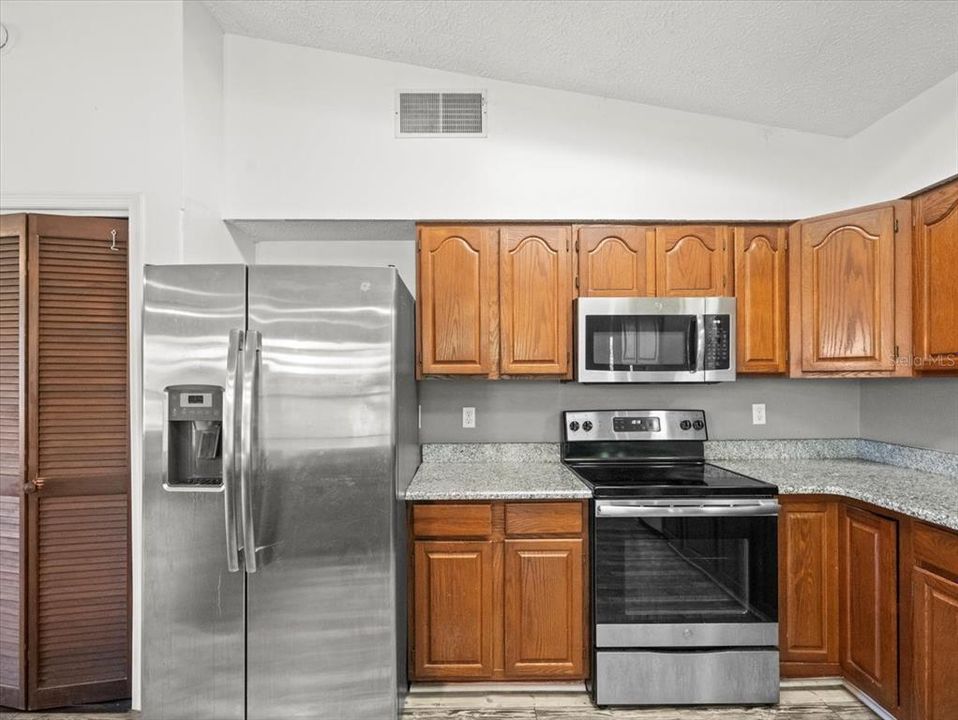 For Sale: $350,000 (2 beds, 2 baths, 1752 Square Feet)