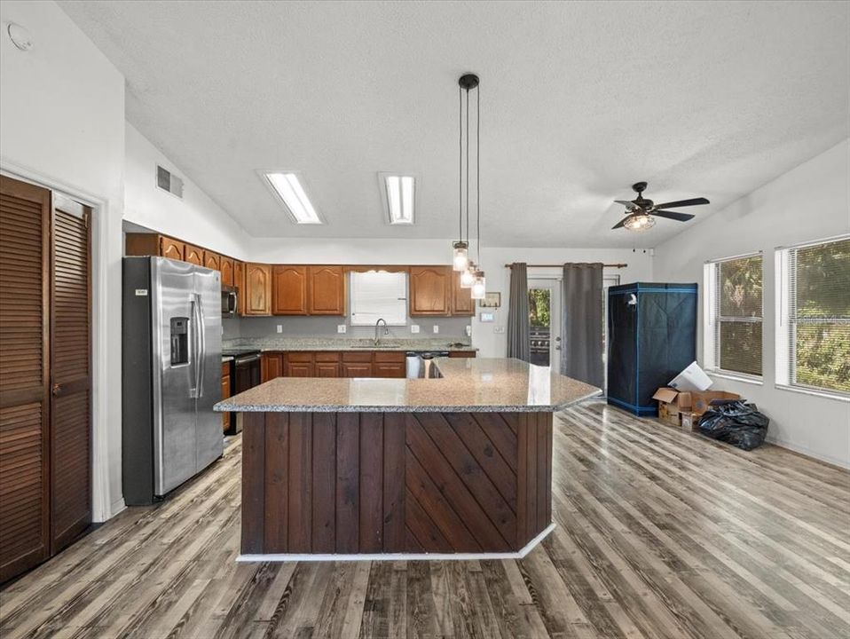 For Sale: $350,000 (2 beds, 2 baths, 1752 Square Feet)