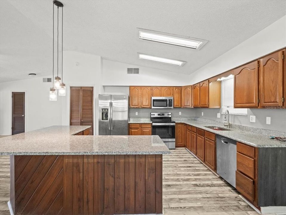 For Sale: $350,000 (2 beds, 2 baths, 1752 Square Feet)