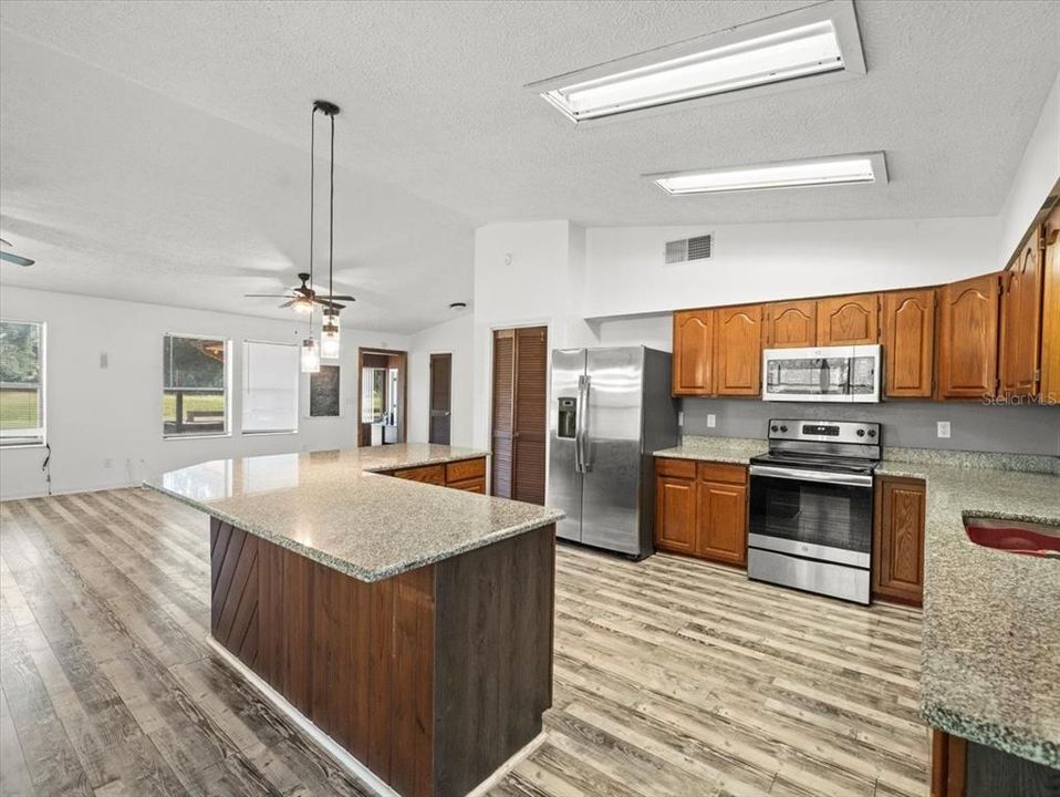 For Sale: $350,000 (2 beds, 2 baths, 1752 Square Feet)