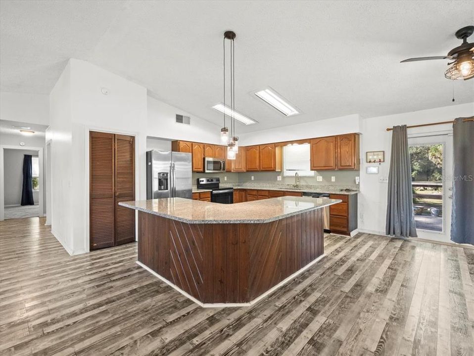 For Sale: $350,000 (2 beds, 2 baths, 1752 Square Feet)