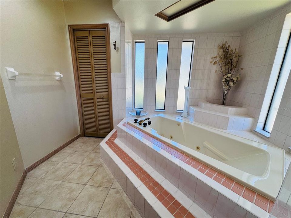 待售: $825,000 (4 贝兹, 3 浴室, 2533 平方英尺)