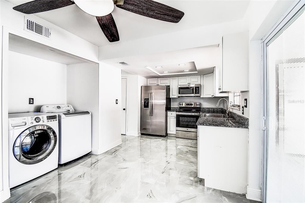 Под контрактом: $249,000 (2 спален, 1 ванн, 1048 Квадратных фут)