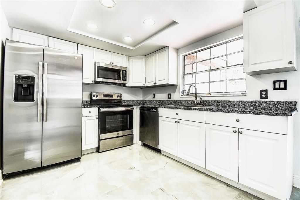 Под контрактом: $249,000 (2 спален, 1 ванн, 1048 Квадратных фут)