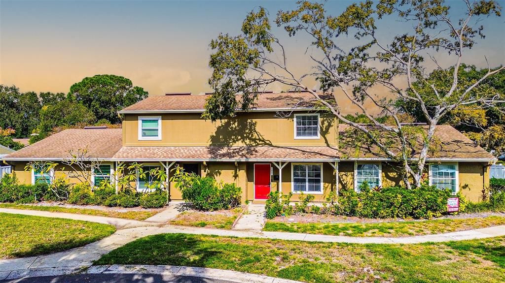 Под контрактом: $249,000 (2 спален, 1 ванн, 1048 Квадратных фут)