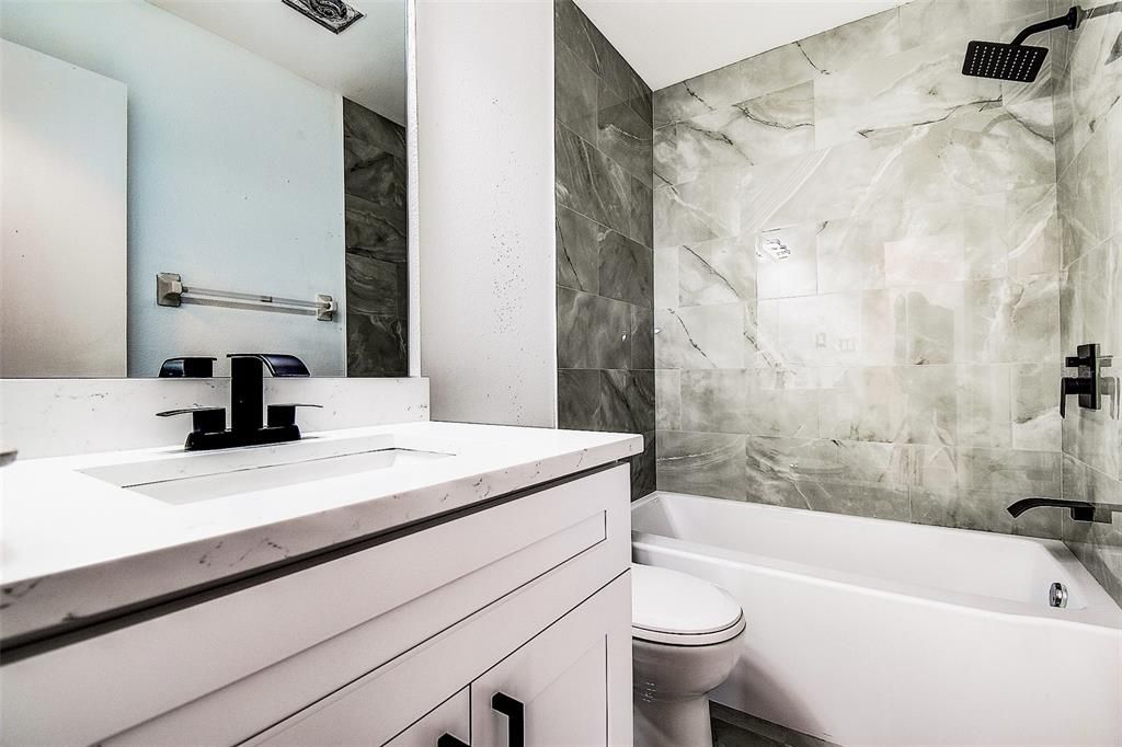 Под контрактом: $249,000 (2 спален, 1 ванн, 1048 Квадратных фут)