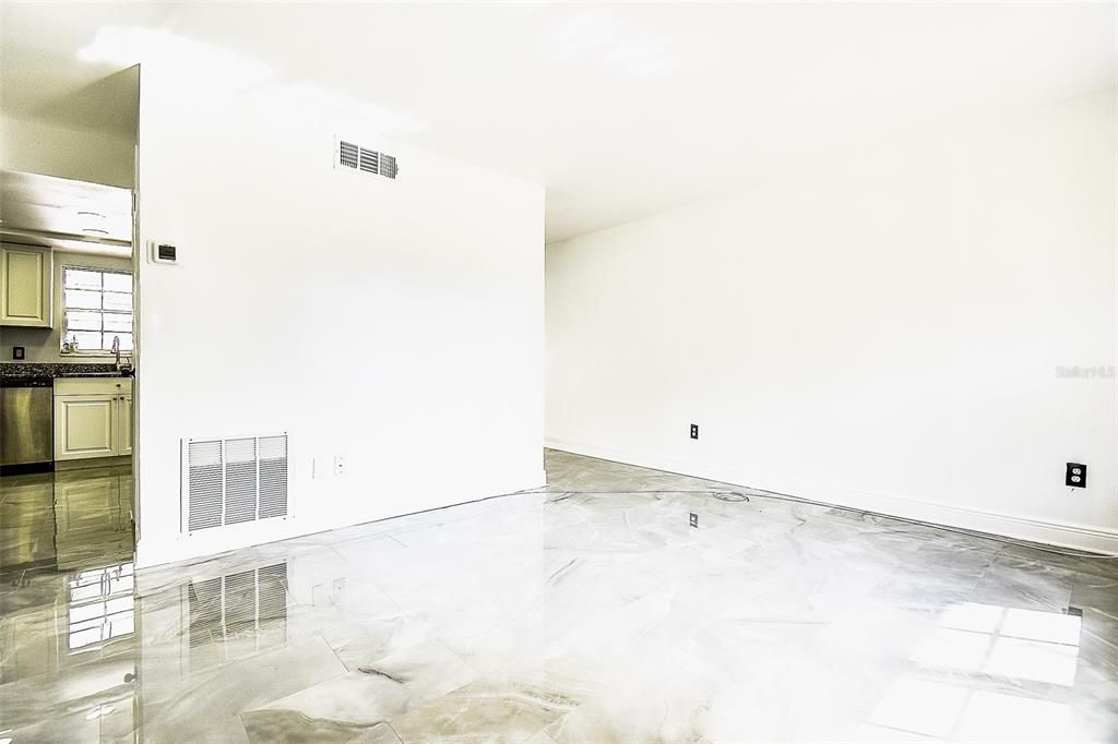 Под контрактом: $249,000 (2 спален, 1 ванн, 1048 Квадратных фут)