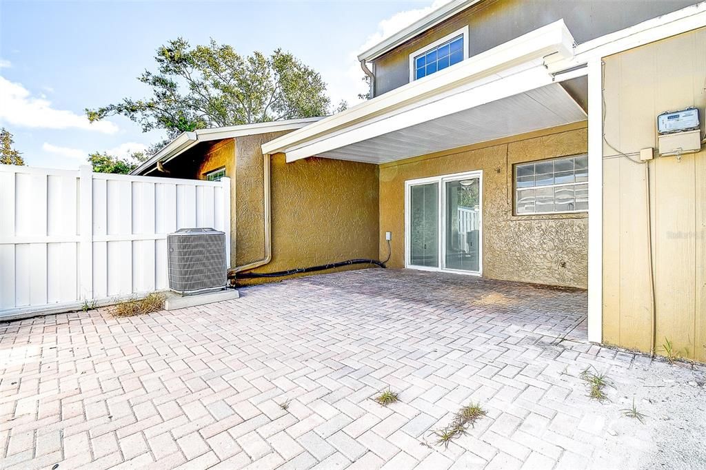 Под контрактом: $249,000 (2 спален, 1 ванн, 1048 Квадратных фут)