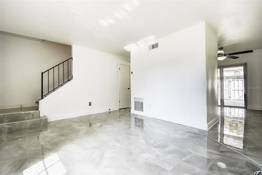 Под контрактом: $249,000 (2 спален, 1 ванн, 1048 Квадратных фут)