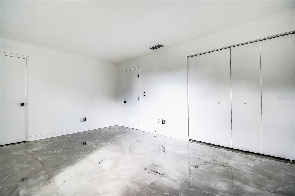 Под контрактом: $249,000 (2 спален, 1 ванн, 1048 Квадратных фут)