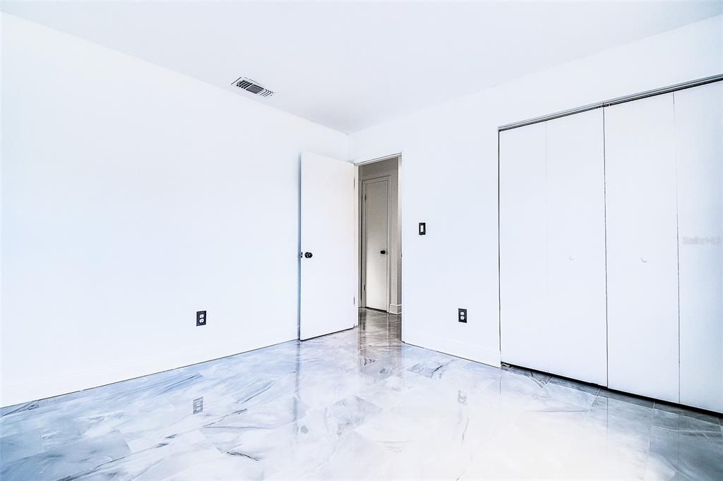 Под контрактом: $249,000 (2 спален, 1 ванн, 1048 Квадратных фут)