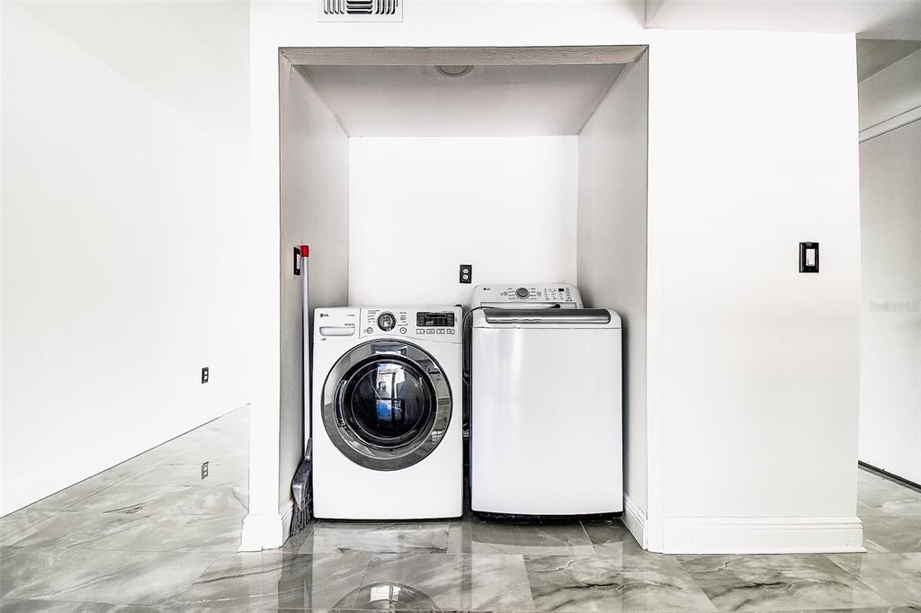 Под контрактом: $249,000 (2 спален, 1 ванн, 1048 Квадратных фут)