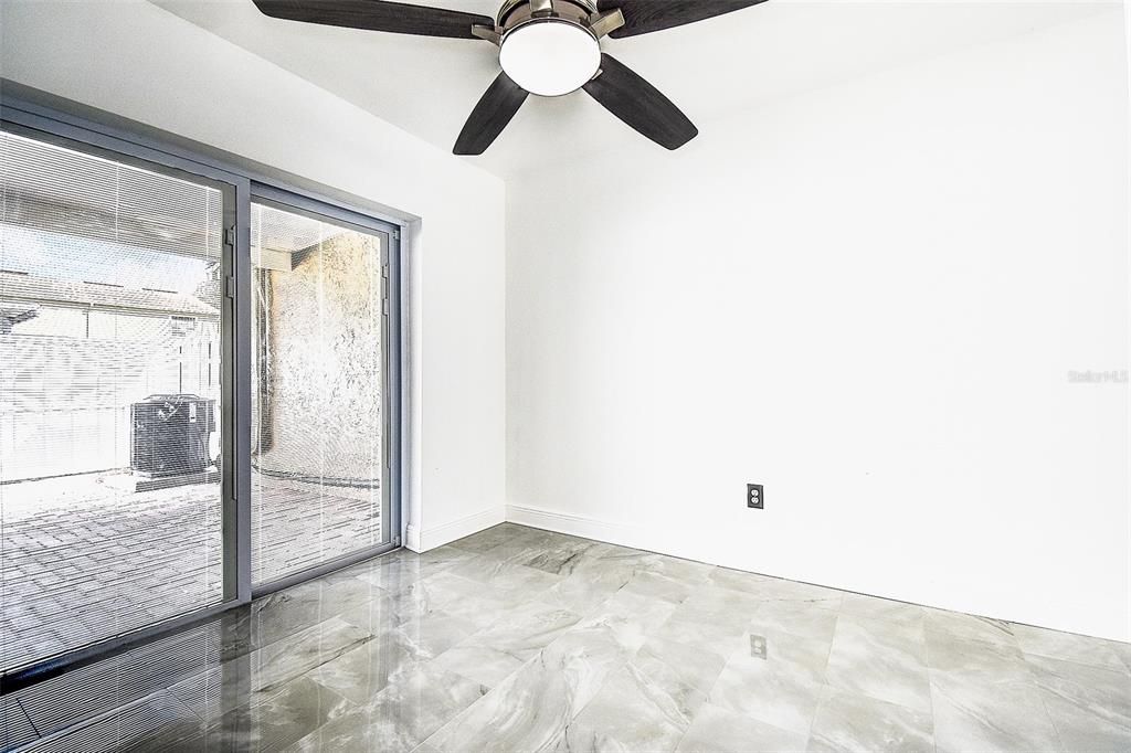 Под контрактом: $249,000 (2 спален, 1 ванн, 1048 Квадратных фут)