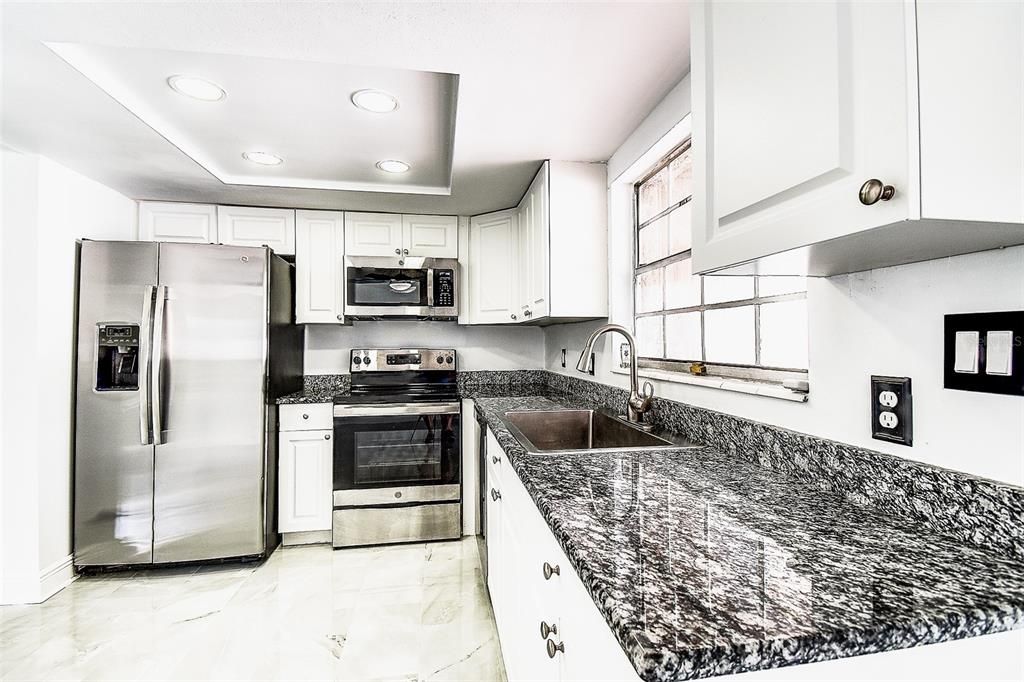 Под контрактом: $249,000 (2 спален, 1 ванн, 1048 Квадратных фут)