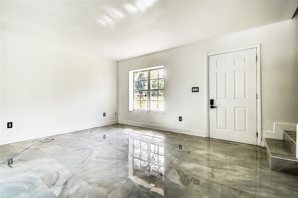 Под контрактом: $249,000 (2 спален, 1 ванн, 1048 Квадратных фут)