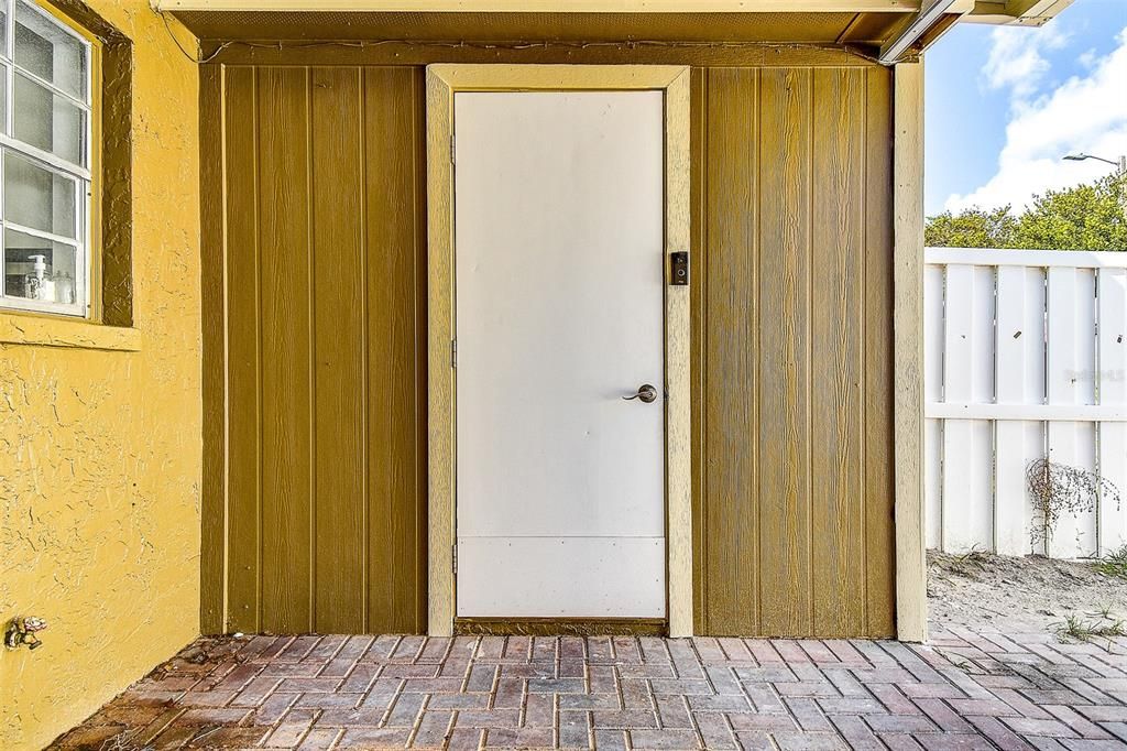 Под контрактом: $249,000 (2 спален, 1 ванн, 1048 Квадратных фут)