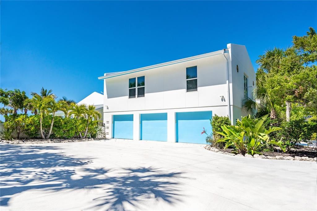 待售: $3,650,000 (1.76 acres)