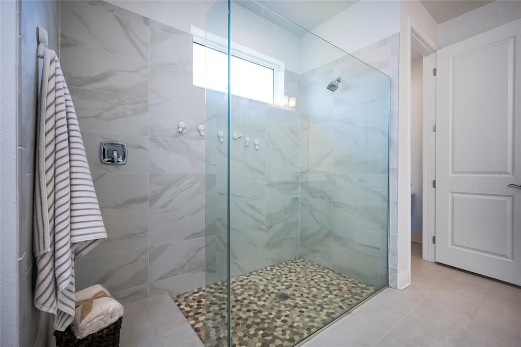 En Venta: $530,000 (4 camas, 3 baños, 2563 Pies cuadrados)