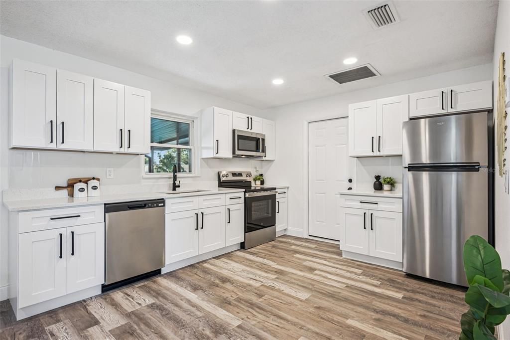 Под контрактом: $285,000 (3 спален, 2 ванн, 1160 Квадратных фут)