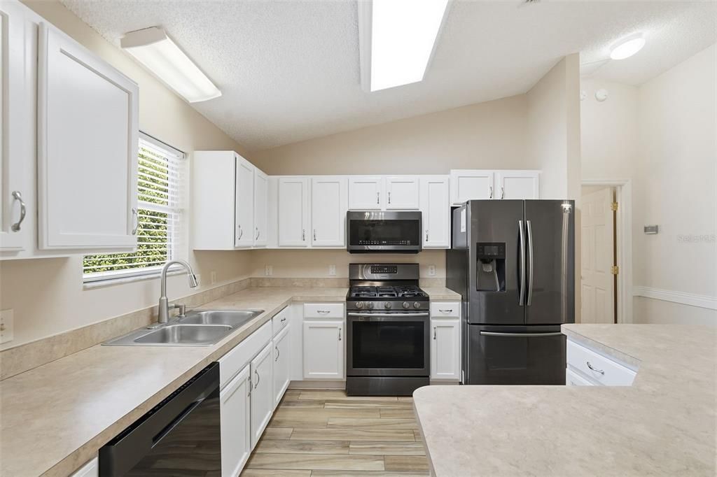 На продажу: $319,900 (3 спален, 2 ванн, 1392 Квадратных фут)