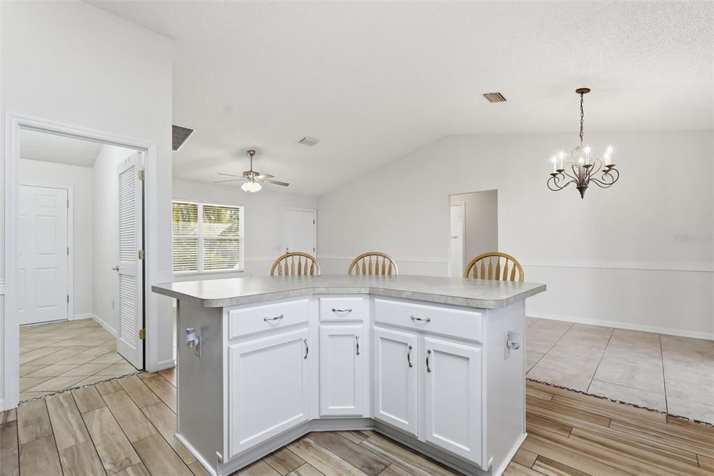 На продажу: $319,900 (3 спален, 2 ванн, 1392 Квадратных фут)