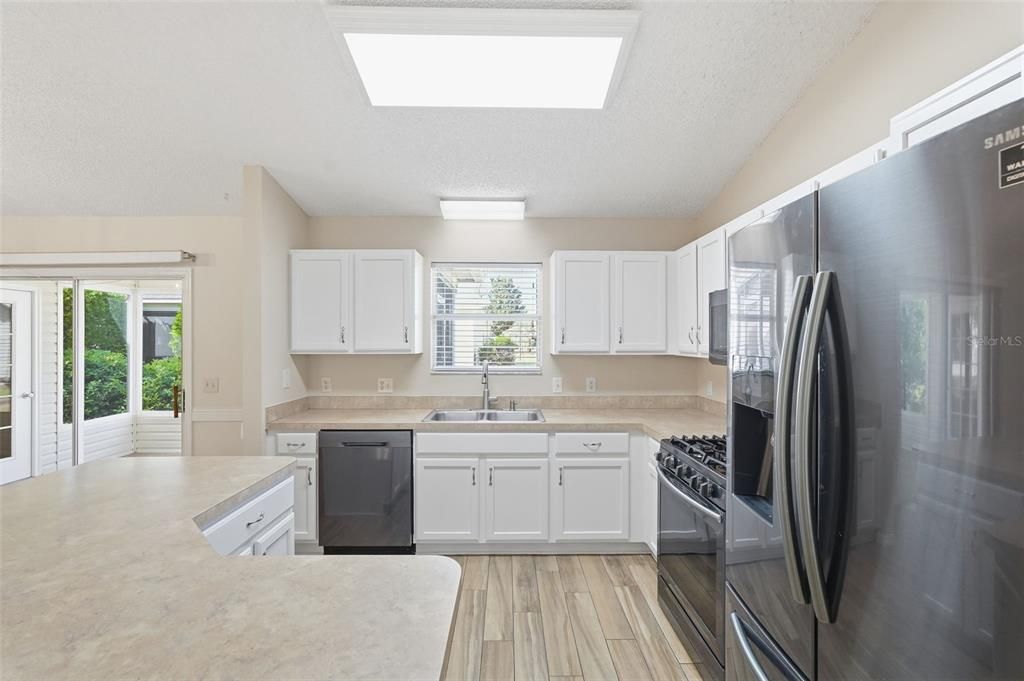 На продажу: $319,900 (3 спален, 2 ванн, 1392 Квадратных фут)