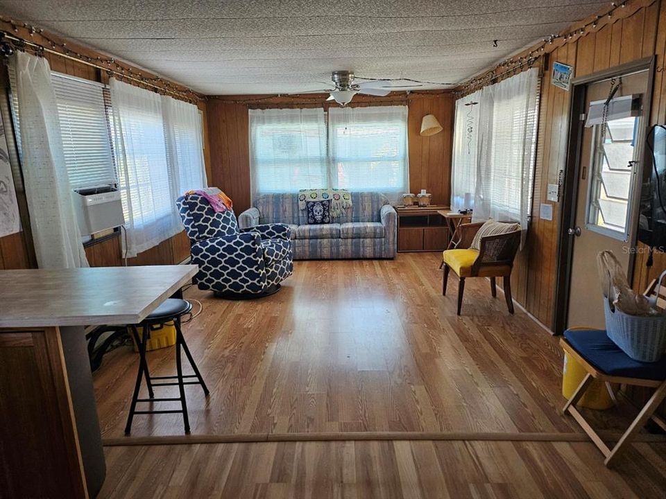 For Sale: $55,000 (2 beds, 1 baths, 712 Square Feet)