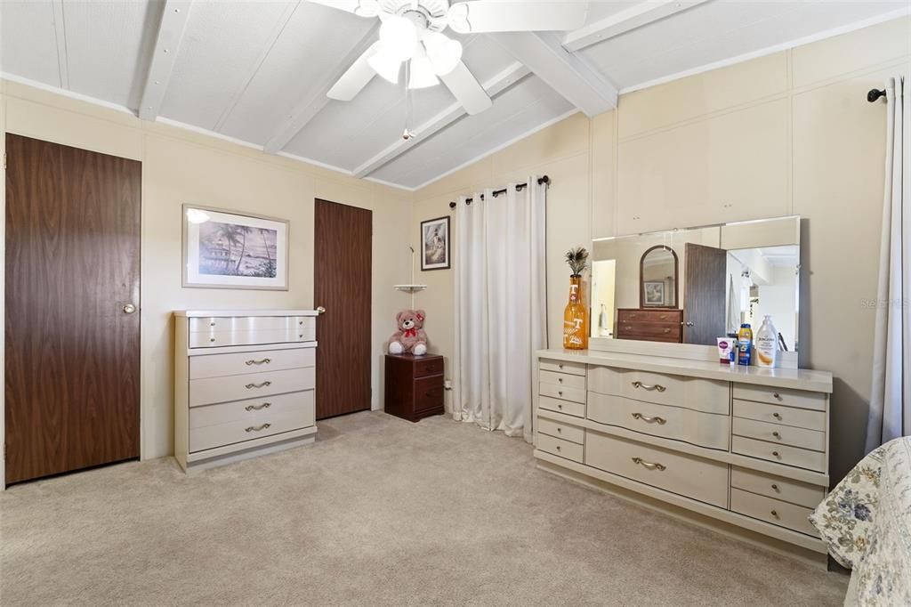 For Sale: $299,000 (2 beds, 2 baths, 1056 Square Feet)