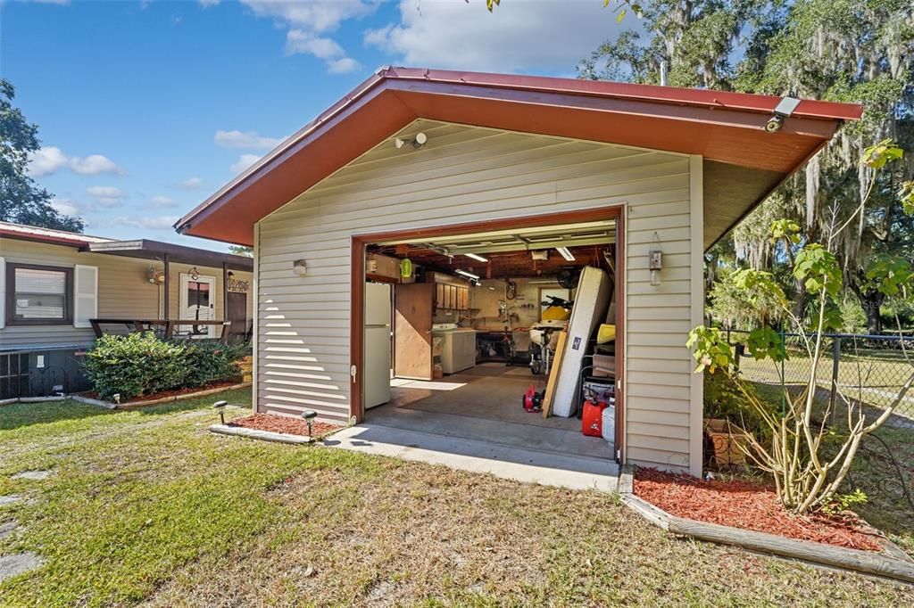 For Sale: $299,000 (2 beds, 2 baths, 1056 Square Feet)