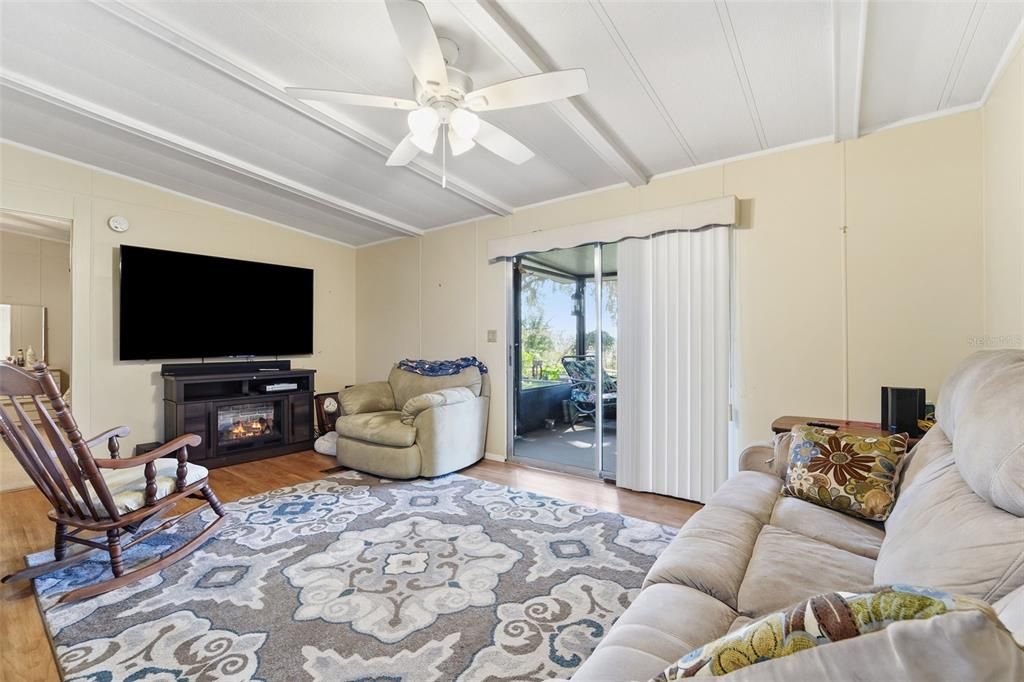 For Sale: $299,000 (2 beds, 2 baths, 1056 Square Feet)