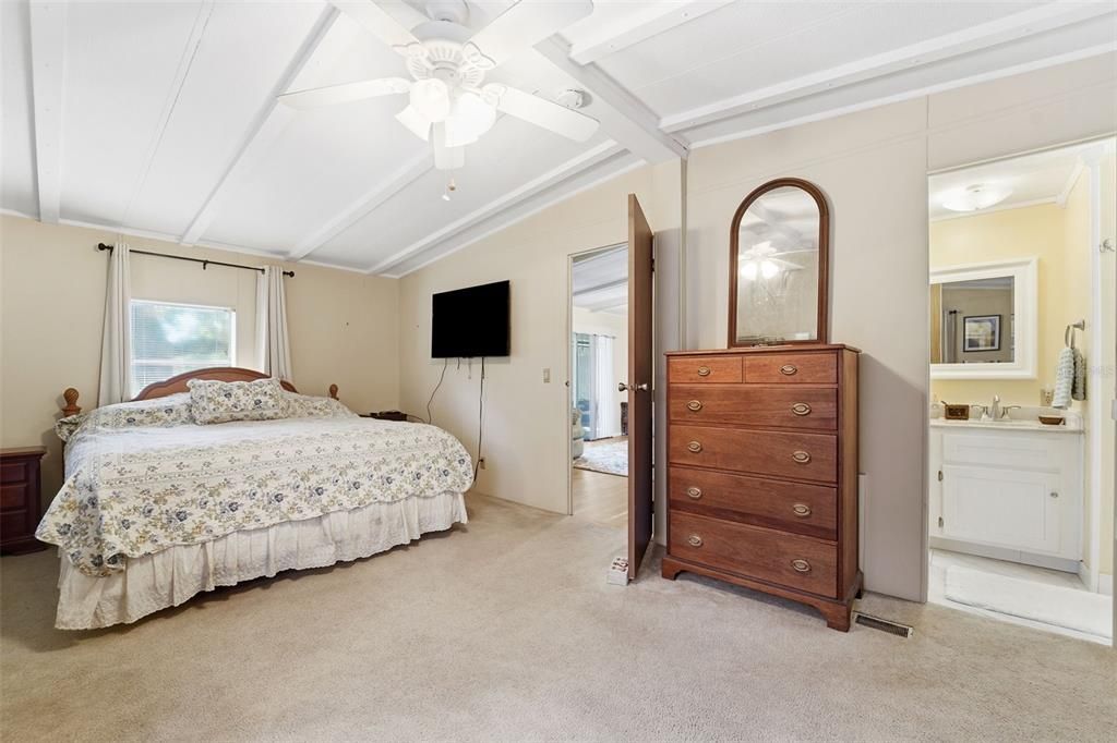 For Sale: $299,000 (2 beds, 2 baths, 1056 Square Feet)