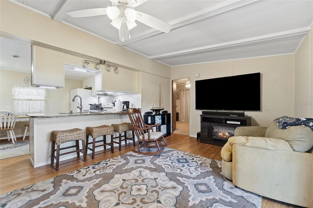 For Sale: $299,000 (2 beds, 2 baths, 1056 Square Feet)