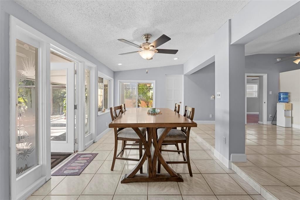 En Venta: $685,000 (4 camas, 3 baños, 2268 Pies cuadrados)