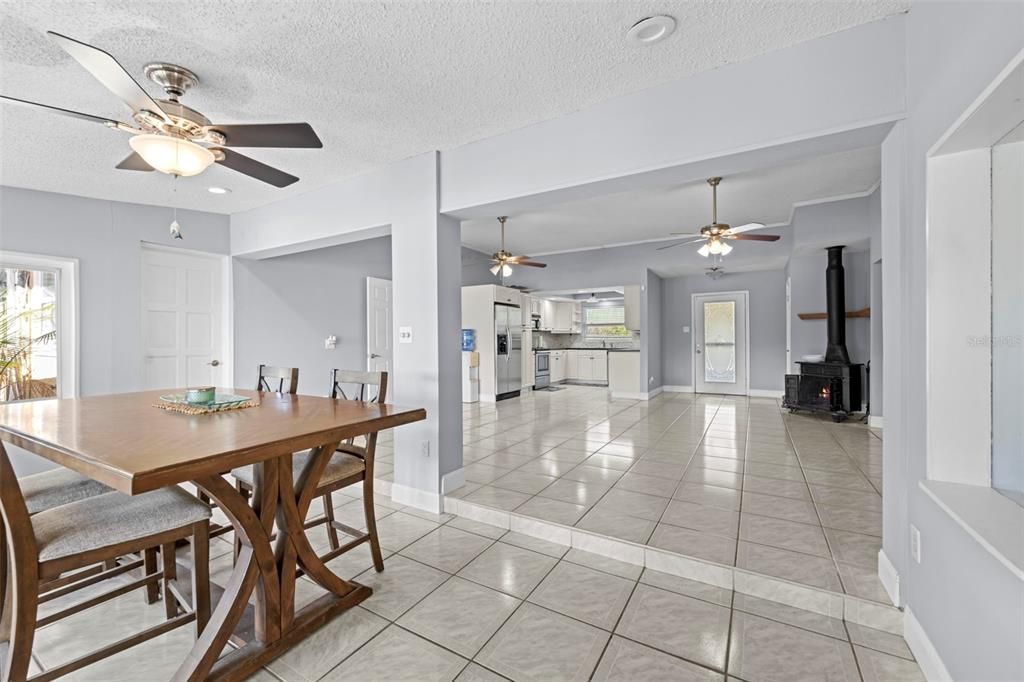 En Venta: $685,000 (4 camas, 3 baños, 2268 Pies cuadrados)