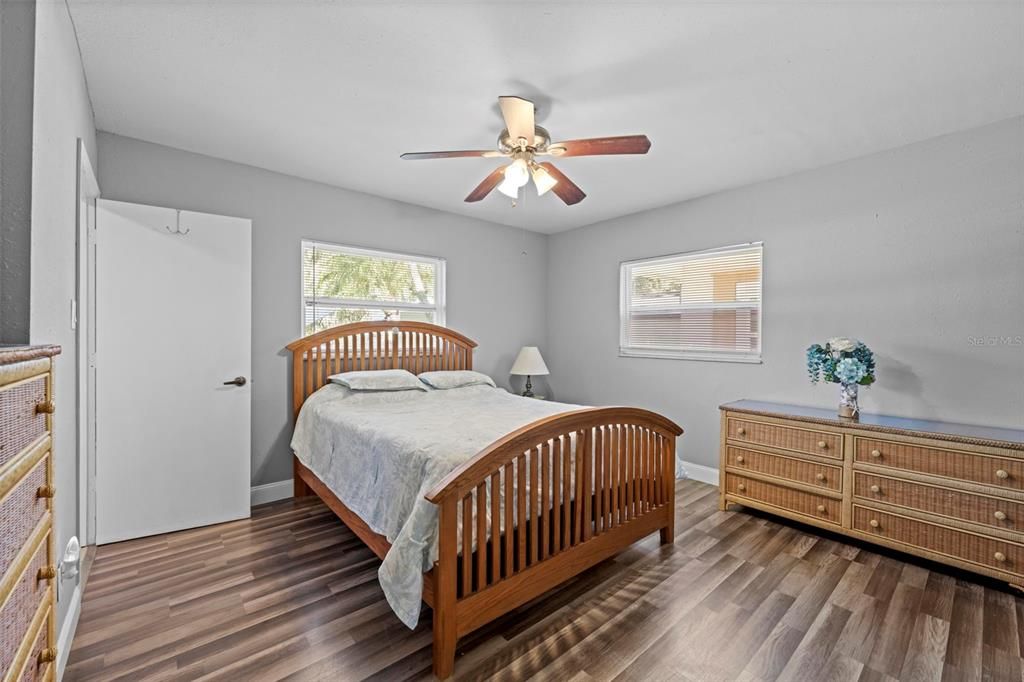 En Venta: $685,000 (4 camas, 3 baños, 2268 Pies cuadrados)