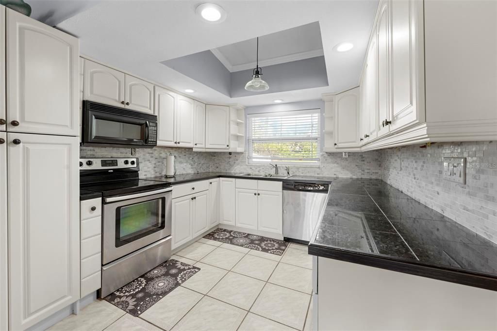 En Venta: $685,000 (4 camas, 3 baños, 2268 Pies cuadrados)