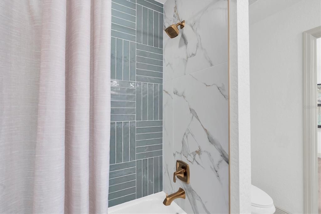 合同活跃: $429,000 (3 贝兹, 2 浴室, 1335 平方英尺)