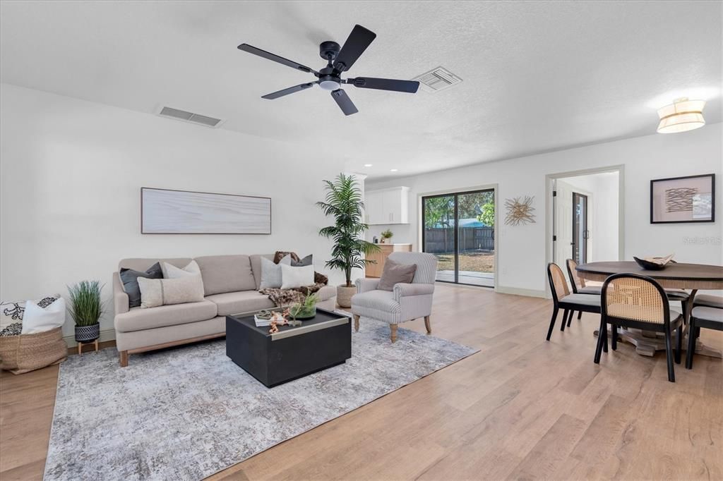 合同活跃: $429,000 (3 贝兹, 2 浴室, 1335 平方英尺)