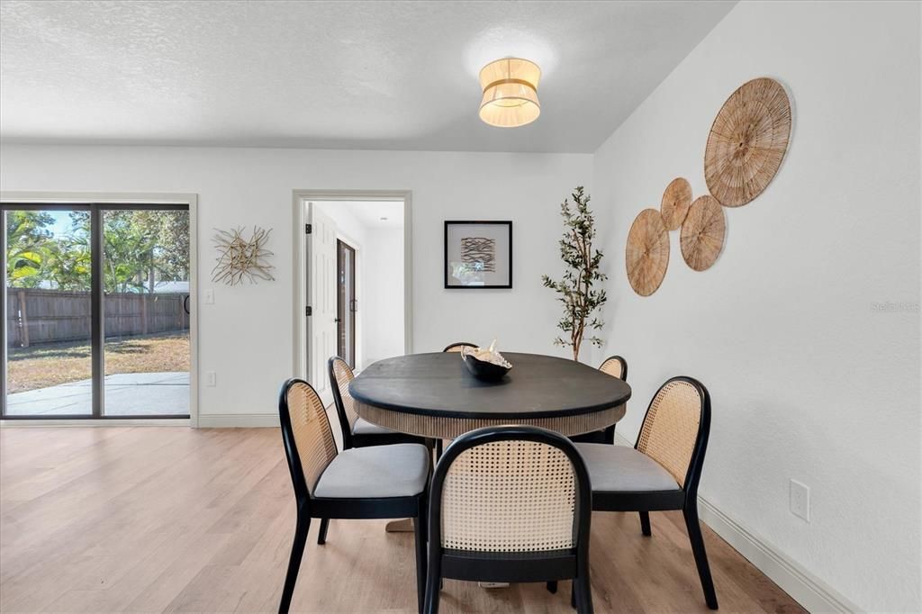 合同活跃: $429,000 (3 贝兹, 2 浴室, 1335 平方英尺)