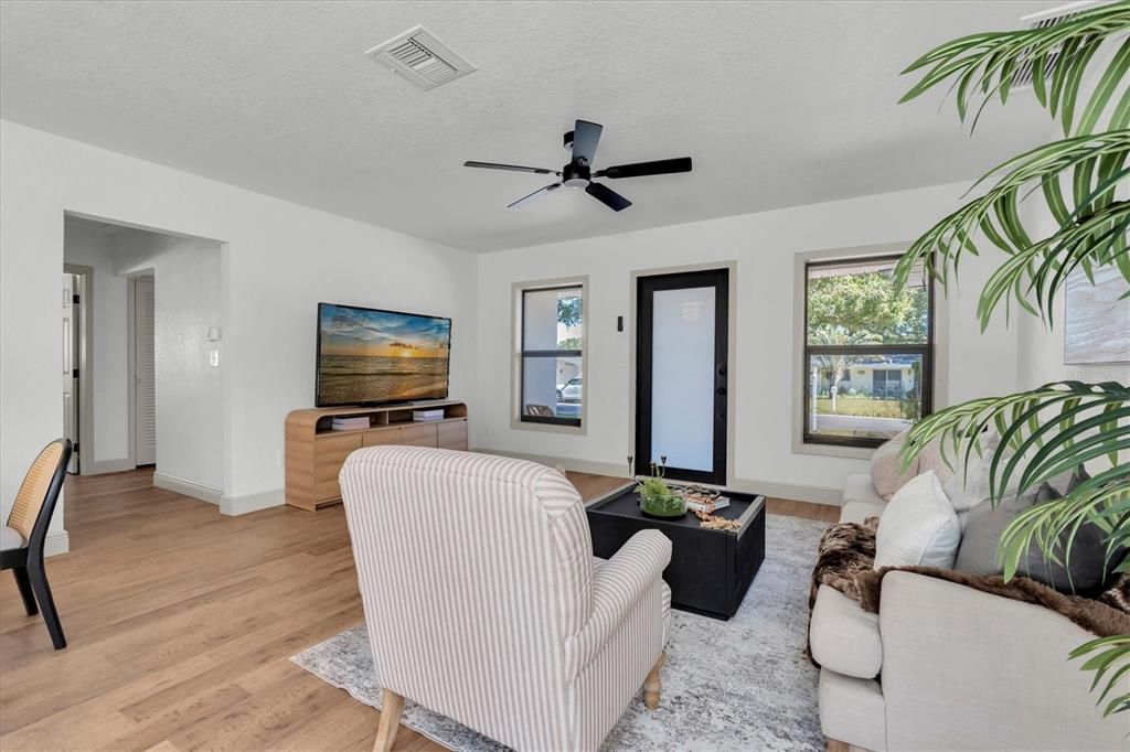 合同活跃: $429,000 (3 贝兹, 2 浴室, 1335 平方英尺)