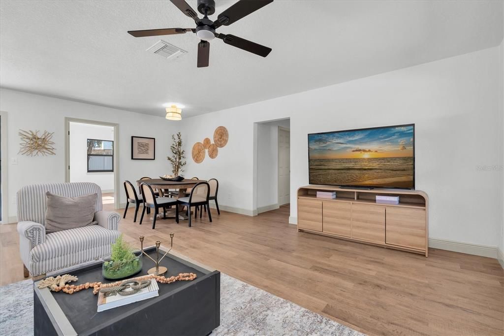 合同活跃: $429,000 (3 贝兹, 2 浴室, 1335 平方英尺)