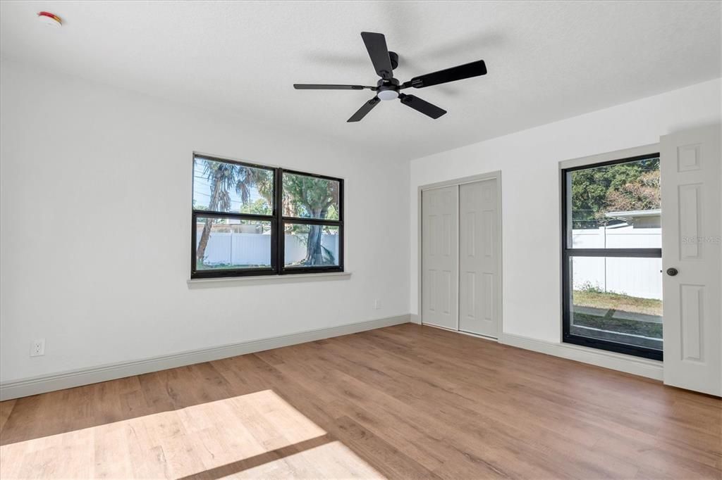 合同活跃: $429,000 (3 贝兹, 2 浴室, 1335 平方英尺)