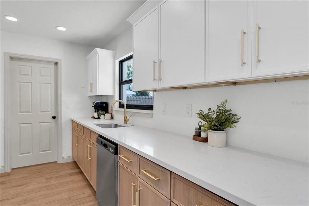 合同活跃: $429,000 (3 贝兹, 2 浴室, 1335 平方英尺)