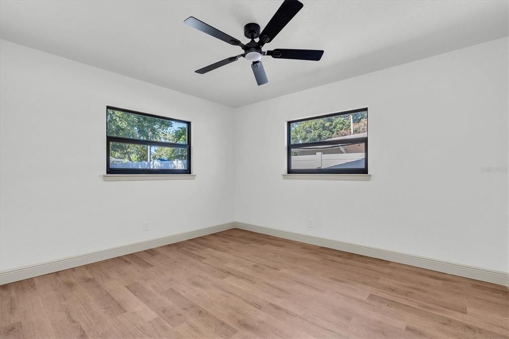 合同活跃: $429,000 (3 贝兹, 2 浴室, 1335 平方英尺)